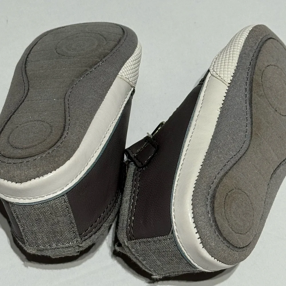 Suprize by Stride Rite Gray Sneakers with Velcro Straps size 6-12 mths